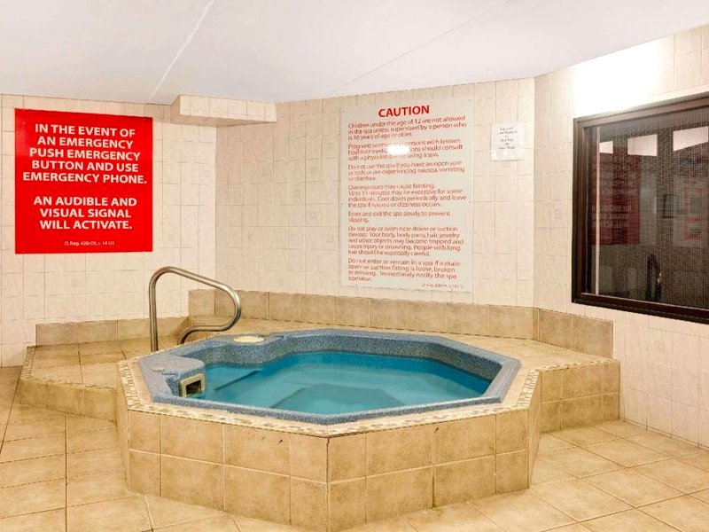 Ramada by Wyndham Pinewood Park Resort North Bayの写真