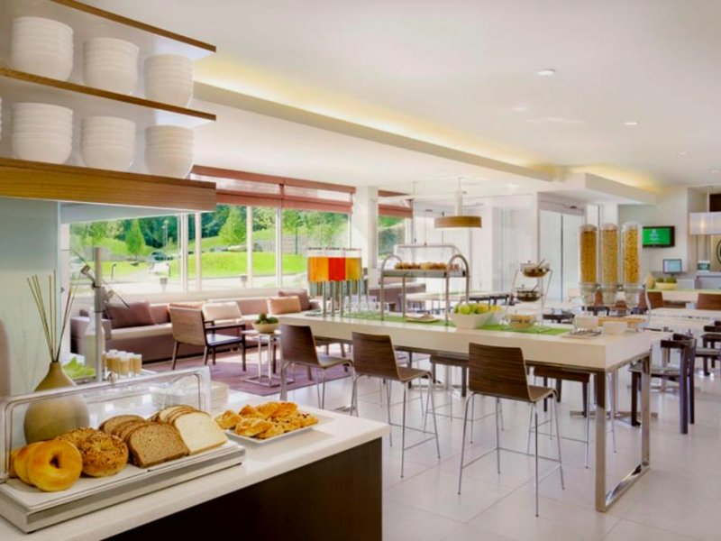 Element Palmdaleの写真