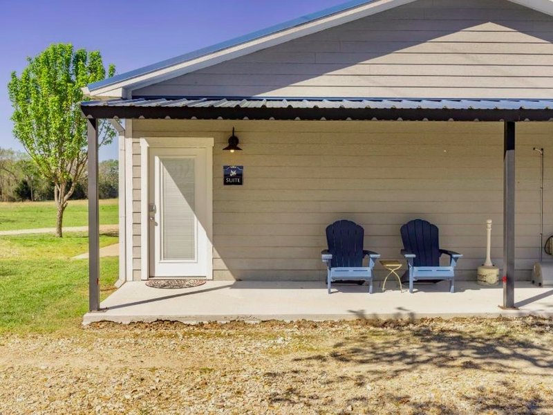 Country Suite Apartment near Lake Fork with Stocked Pond and Walking Trailsの写真