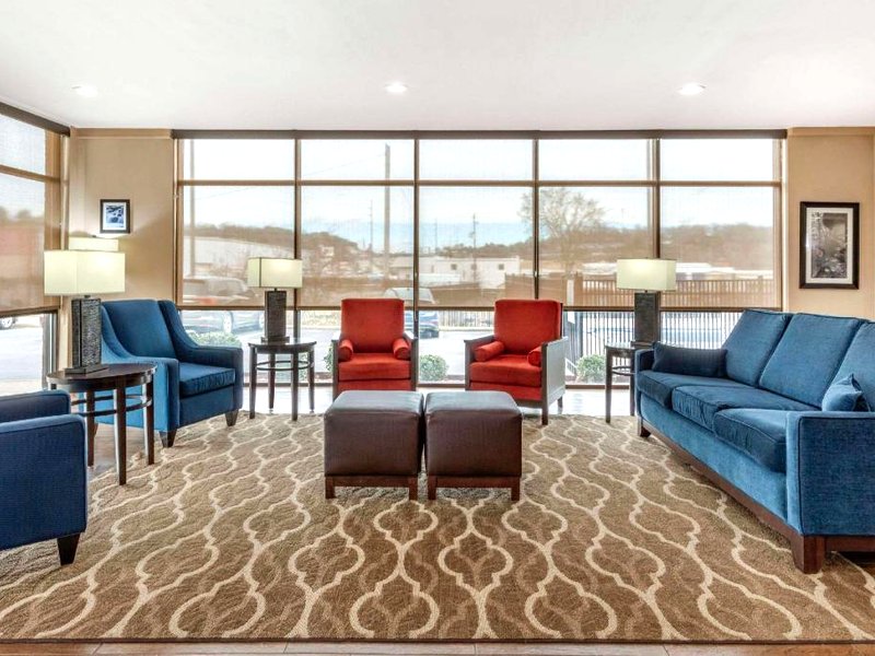 コンフォート スイーツ ペルハム フーバー I 65 (Comfort Suites Pelham Hoover I-65)の写真