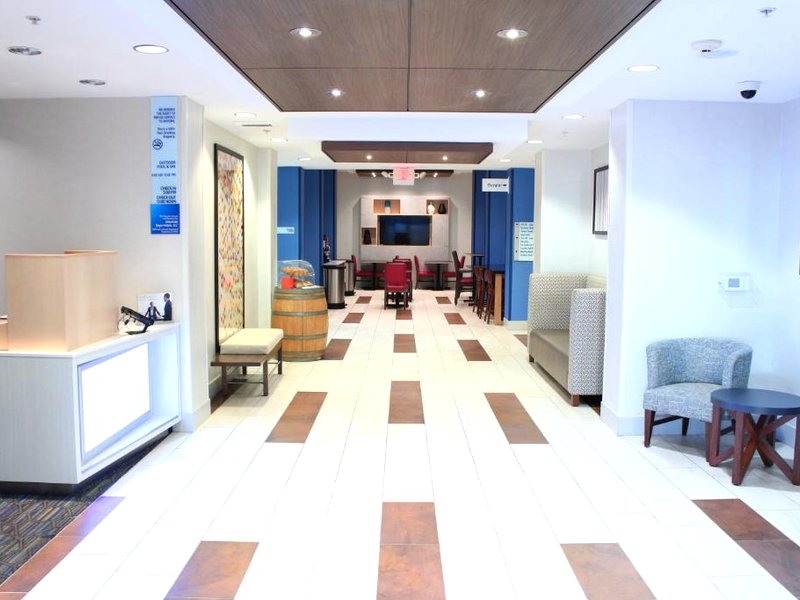 ホリデイ イン エクスプレス ホテル ＆ スイーツ ナパ バレー アメリカン キャニオン バイ IHG (Holiday Inn Express Hotel & Suites Napa Valley-American Canyon By IHG)の写真
