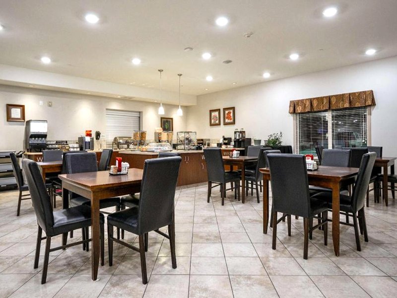 Coast Weyburn Hotelの写真