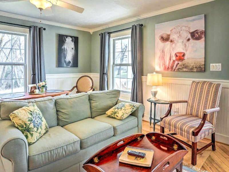 Sweet Vacation Cottage with Deck and Grill!の写真