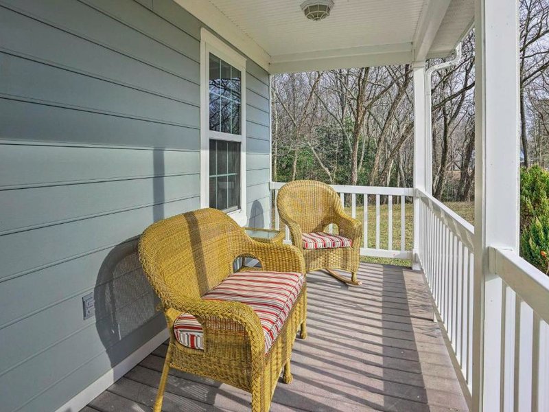 Sweet Vacation Cottage with Deck and Grill!の写真