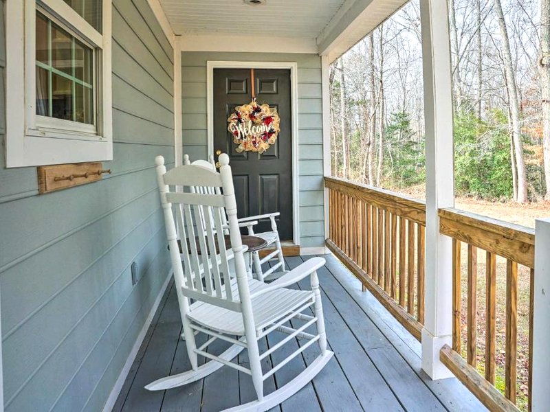 Sweet Vacation Cottage with Deck and Grill!の写真