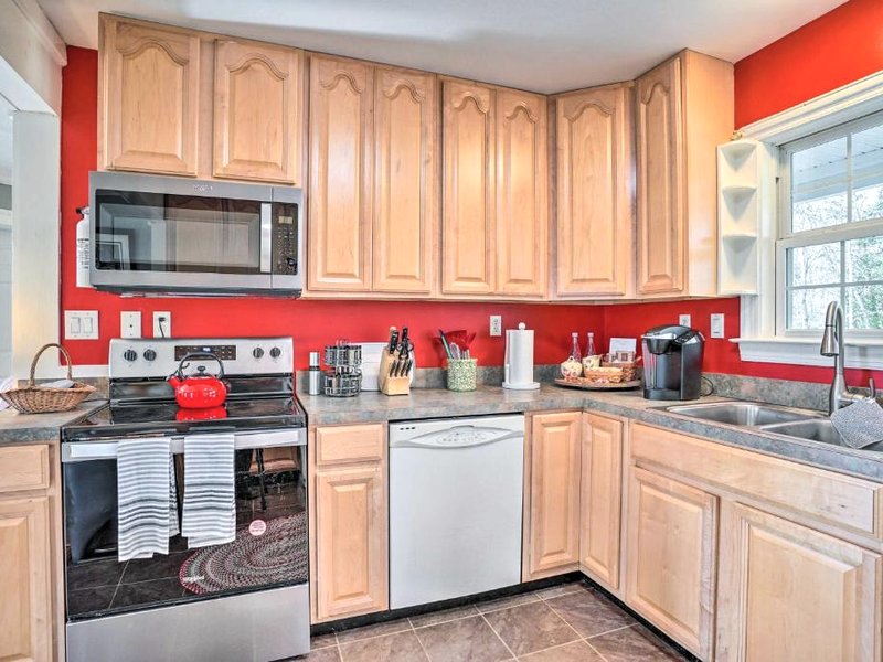 Sweet Vacation Cottage with Deck and Grill!の写真